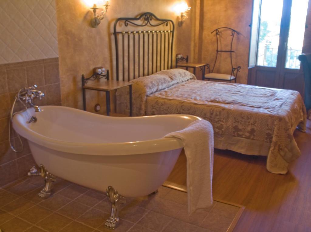 Hotel Rural Y Spa Kinedomus Bienestar Fresnillo de Las Duenas Bilik gambar